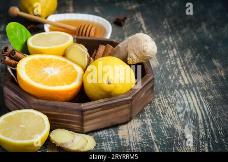 Tablett mit Inhaltsstoffen für die Herstellung der Immunität, die gesundes Vitamingetränk auf dunklem Hintergrund fördert Stockfoto