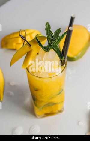 Mango Mojito dekoriert mit Früchten Stockfoto