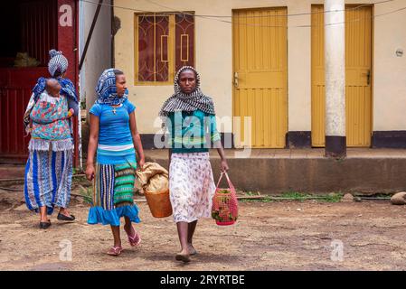 Eine authentische Momentaufnahme des urbanen Lebens in Bahir dar, in der eine Frau mit einer Einkaufstasche durch die pulsierenden Straßen geht. Stockfoto