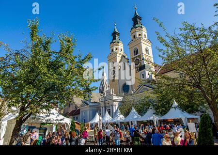 Der Dom Mariae Aufnahme in den Himmel und St. Kassian ist der größte Sakralbau der Südtiroler Stadt Brixen und Bischofskirche der römisch-katholischen Diözese Bozen-Brixen. Brixen *** die Kathedrale der Himmelfahrt der Heiligen Jungfrau Maria und St. Kassian ist das größte Sakralgebäude der Südtiroler Stadt Brixen und die Bischofskirche des Bistums Bozen/Brixen Brixen Brixen Credit: Imago/Alamy Live News Stockfoto