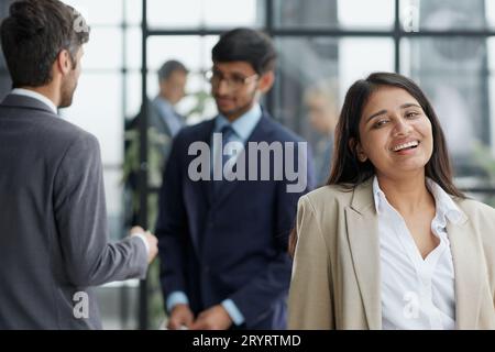Verschiedene Unternehmensteams versammeln sich, um Informationen und Pläne auszutauschen Stockfoto