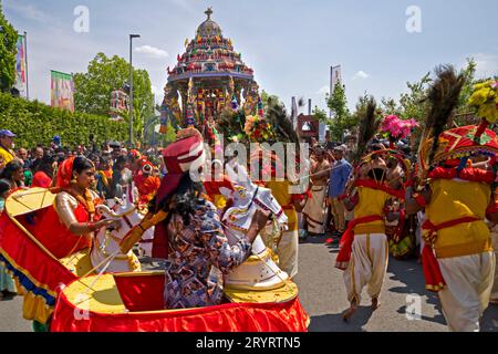 Tanzende Hindus am Haupttag im Big Move Theer, Tempelfest, Hamm, Ruhrgebiet, Deutschland, Europa Stockfoto