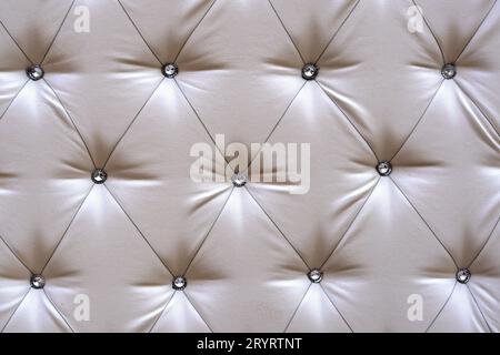 Helles Polstersofa. Ledersofa Textur, Graues Leder Polstermuster. Möbel mit hellem Hintergrund Stockfoto