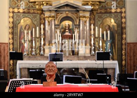 Abschlusskonzert des Orchesters der Wiener Akademie im Rahmen des KIRCH KLANG Festivals Salzkammergut, unter der Leitung und dem Dirigat des Dirigenten Martin Haselböck, am 30.09.2023. Das Bild zeigt deine Büste des Komponisten und Musikers Anton Bruckner vor dem Altar der St. Nikolauskirche in Bad Ischl 2023 - Abschlusskonzert des Orchesters der Wiener Akademie im Rahmen des KIRCH KLANG Festivals Salzkammergut, unter der Leitung und dem Dirigat des Dirigenten Martin Haselböck, am 30.09.2023. *** Abschlusskonzert des Orchesters der Wiener Akademie im Rahmen des KIRCH KLANG Festivals Sa Stockfoto