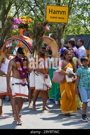 Hindus beim großen Zug Theer vor dem Stadtzeichen Hamm Uentrop, Ruhrgebiet, Deutschland, Europa Stockfoto