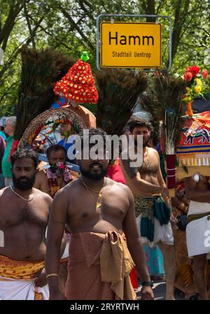 Hindus beim großen Zug Theer vor dem Stadtzeichen Hamm Uentrop, Ruhrgebiet, Deutschland, Europa Stockfoto