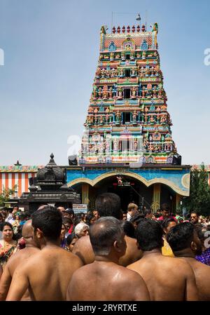 Hindus beim Tempelfest vor dem Hindutempel Sri Kamadchi Ampal, Hamm, Deutschland Stockfoto