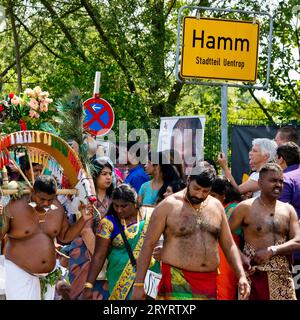 Hindus beim großen Zug Theer vor dem Stadtzeichen Hamm Uentrop, Ruhrgebiet, Deutschland, Europa Stockfoto