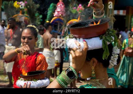 Eine Hindu-Frau trägt eine Feuerschüssel auf dem Kopf beim Tempelfest in Hamm, Ruhrgebiet, Deutschland Stockfoto