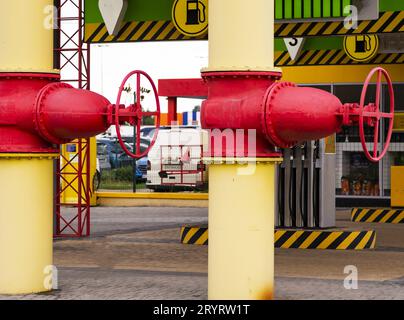 Ventil an der Gasleitung. Versorgung der Erdgaspopulation. Station der Übertragung und Einstellung des Gasdrucks. Concept Gasversorgung. Ventilrohr Stockfoto