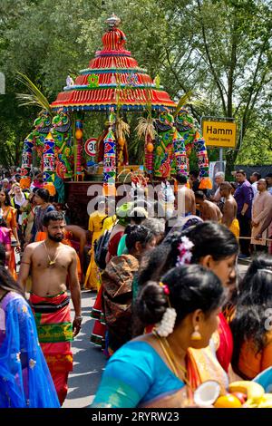 Hindus beim großen Zug Theer vor dem Stadtzeichen Hamm Uentrop, Ruhrgebiet, Deutschland, Europa Stockfoto