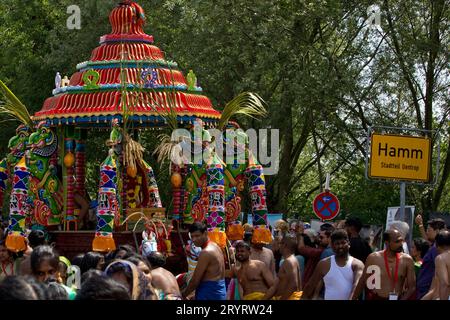 Hindus beim großen Zug Theer vor dem Stadtzeichen Hamm Uentrop, Ruhrgebiet, Deutschland, Europa Stockfoto