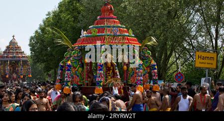 Hindus beim großen Zug Theer vor dem Stadtzeichen Hamm Uentrop, Ruhrgebiet, Deutschland, Europa Stockfoto