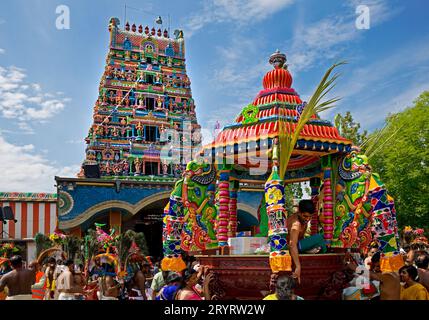 Hindus beim Tempelfest vor dem Hindutempel Sri Kamadchi Ampal, Hamm, Deutschland Stockfoto