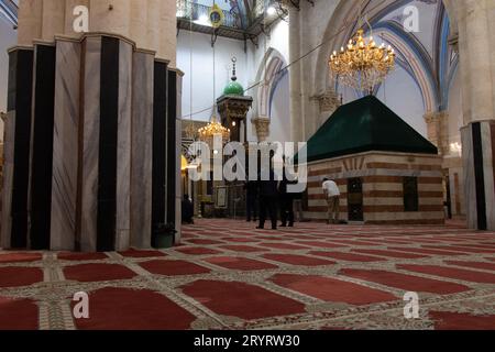 Höhle der Patriarchen in Hebron, Israel. 21. April 2022. Muslime beten in der Nähe des Grabes des Propheten Isaak in der Höhle von Machpela Stockfoto