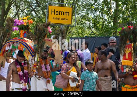 Hindus beim großen Zug Theer vor dem Stadtzeichen Hamm Uentrop, Ruhrgebiet, Deutschland, Europa Stockfoto