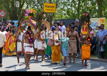 Hindus beim großen Zug Theer vor dem Stadtzeichen Hamm Uentrop, Ruhrgebiet, Deutschland, Europa Stockfoto