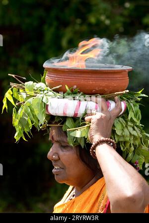 Eine Hindu-Frau trägt eine Feuerschüssel auf dem Kopf beim Tempelfest in Hamm, Ruhrgebiet, Deutschland Stockfoto