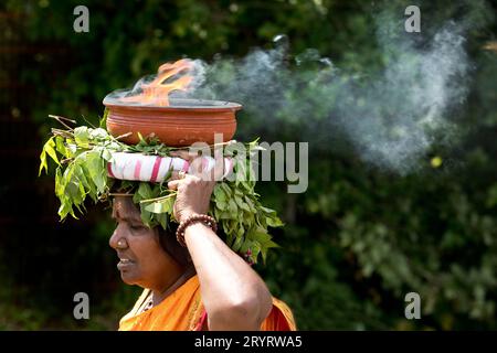 Eine Hindu-Frau trägt eine Feuerschüssel auf dem Kopf beim Tempelfest in Hamm, Ruhrgebiet, Deutschland Stockfoto