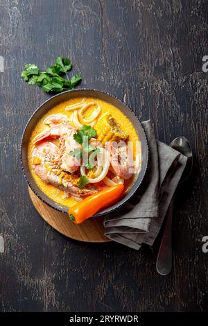 Peruanische Meeresfrüchtesuppe Chupe de Camarones in grau Schüssel, Ansicht von oben Stockfoto