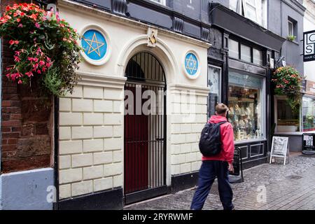 Exeter Freimaurerhalle / Lodge in der Gandy Straße mit blauen Kreisen und 5- und 6-Punkt-Goldsternen am Eingang Stockfoto