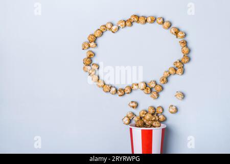 Süßes Karamell-Popcorn in papiergestreifter weißer roter Tasse Stockfoto