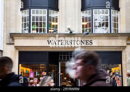 Leute, die am Waterstone Buchladen in der Exeter City High Street im Oktober 2023 vorbeigehen Stockfoto