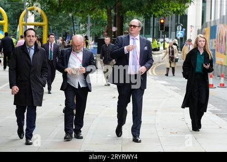 Manchester, Großbritannien – Montag, 2. Oktober 2023 – Delegierte kommen bei der Konservativen Parteikonferenz an – Foto Steven May/Alamy Live News Stockfoto