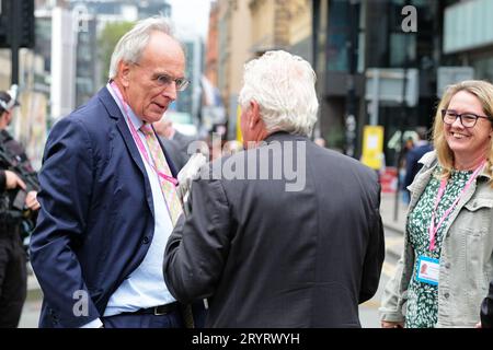 Manchester, Großbritannien - Montag, 2. Oktober 2023 – Peter Bone, Parlamentsabgeordneter von Wellingborough, hält an, um auf der Konferenz der Konservativen Partei CPC23 zu plaudern - Foto Steven May / Alamy Live News Stockfoto