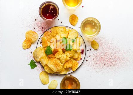 Verschiedene helle und dunkle Biere und Chips Stockfoto