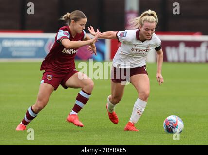 Lauren Hanp von Manchester City WFC hielt Emma Harries von West Ham United WFC während DES FA WOMEN's SUPER LEAGUE-Spiels zwischen West Ham United Women Stockfoto