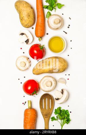 Essen kochen Hintergrund. Frisches Gemüse, Gewürze und Pilzen auf weißem Hintergrund Stockfoto