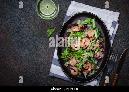 Frischer Quinoa-Gemüsesalat mit Garnelen. Saubere gesunde Entgiftung Essen. Stockfoto