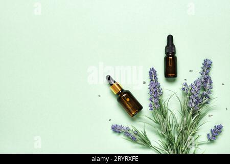 Ätherisches Lavendelöl auf minzgrünem Hintergrund. Aromatherapie-Behandlung und Kosmetikkonzept der Hautpflege Stockfoto