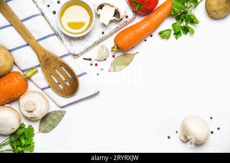 Essen kochen Hintergrund. Frisches Gemüse, Gewürze und Pilzen auf weißem Hintergrund Stockfoto