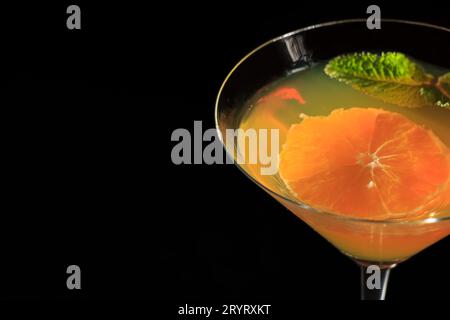 Orangengelee mit Fruchtstücken in den Minzblättern mit Glas Stockfoto