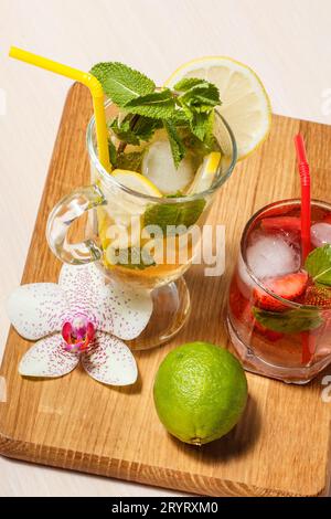 Gläser mit kaltem Limonade-Mojito mit Zitrone, Minze und Erdbeeren Stockfoto