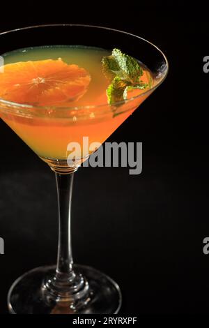 Orangengelee mit Limettenstücken in den Minzblättern mit Glas Stockfoto