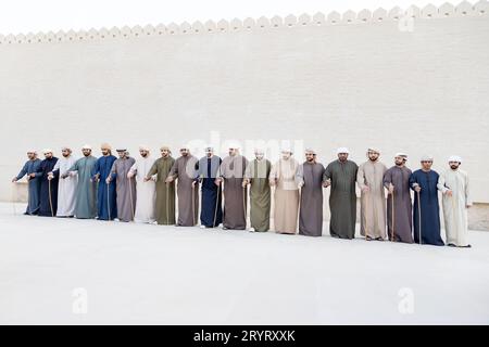 Abu Dhabi, VAE - 21. Januar 2023: Männer in A-Linie tanzen beim Al Hosn Festival Stockfoto