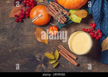 Veganes Getränk im Herbst oder Winter. Gesunder Kürbis-Smoothie in Gläsern auf einem rustikalen Holztisch. Draufsicht flacher Hintergrund. Kopie s Stockfoto