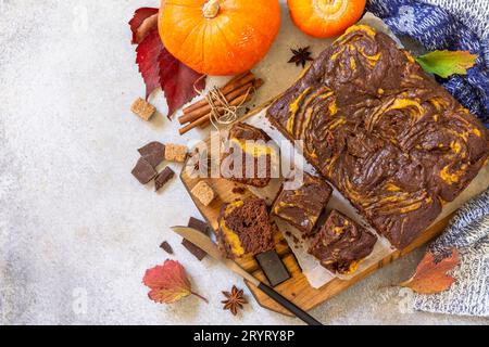 Thanksgiving Day hausgemachtes Backen Schokoladen-Brownie-Kürbis-Püree-Kuchen-Dessert mit Gewürzen auf einem Steintisch. Speicherplatz kopieren. Stockfoto