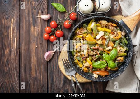 Fisch- und Meeresfrüchte-Ragout, gesundes mediterranes Abendessen. Meeresfrüchte-Garnelen, Calamari, Tintenfisch gedünstet mit Gemüse und Knoblauchsoße in A Stockfoto