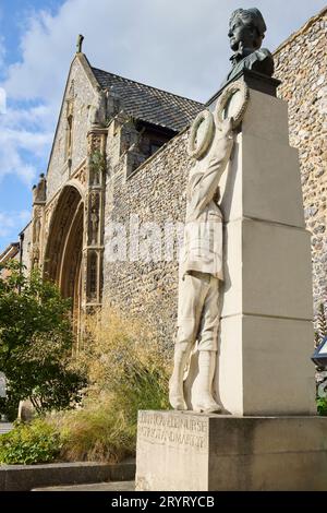 Memorial Statue für Krankenschwester Edith Cavell vor der Norwich Cathedral Norfolk England Großbritannien Stockfoto