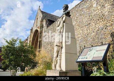 Memorial Statue für Krankenschwester Edith Cavell vor der Norwich Cathedral Norfolk England Großbritannien Stockfoto