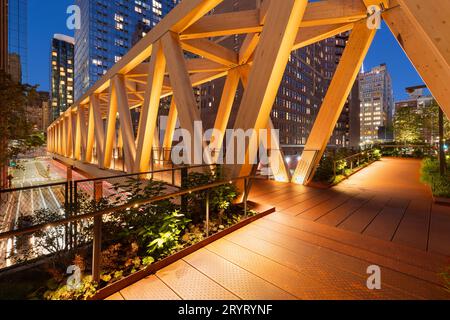 High Line öffentlicher Park mit Holzfachwerkbrücke am Abend. Chelsea, Manhattan, New York City Stockfoto