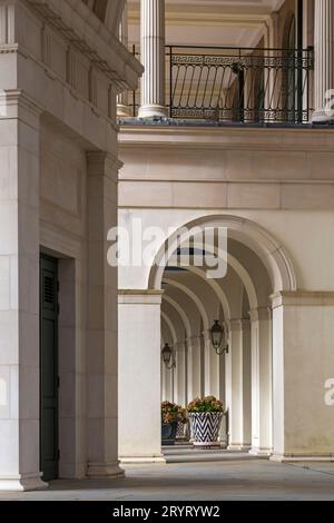 Bogengang des Royal Pavilion mit luxuriösen Apartments und Monart Spa im Queen Mother Square in Poundbury, Dorchester, Dorset, Großbritannien im September Stockfoto