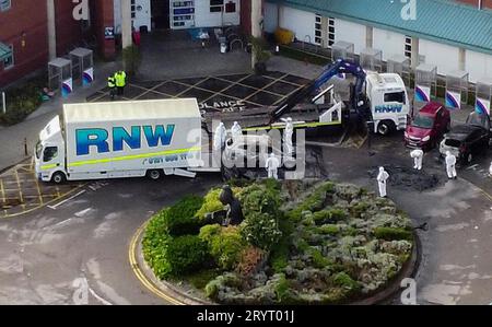 Aktenfoto vom 17/11/21 Luftaufnahme eines beschädigten Autos, das vom Gerichtsmediziner nach der Explosion im Liverpool Women's Hospital entfernt wurde, bei der eine Person getötet und eine andere am Sonntag verletzt wurde. Emad Al Swealmeen, die WHO zündete im November 2021 eine Bombe vor dem Liverpool Women's Hospital, hatte eine Beschwerde gegen den britischen Staat, weil er seinen Asylantrag nicht angenommen hatte und dass er, kombiniert mit psychischen Erkrankungen, wahrscheinlich dazu geführt haben wird, den Angriff durchzuführen, eine polizeiliche Untersuchung hat festgestellt. Ausgabedatum: Montag, 2. Oktober 2023. Stockfoto