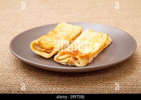 Hausgemachte Pfannkuchen, gefüllt mit Quark auf einem Teller Stockfoto