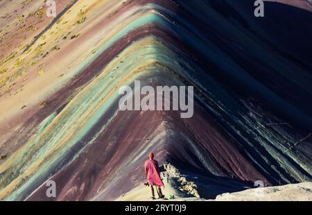 Wanderszene in Vinicunca, Region Cusco, Peru. Montana de Siete Colores, Rainbow Mountain. Stockfoto