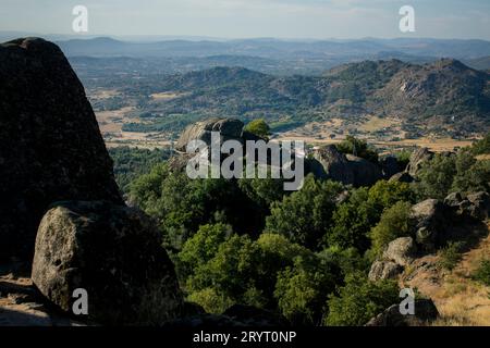 Felsbrocken im Tal des mittelalterlichen Dorfes Monsanto, Portugal. Stockfoto